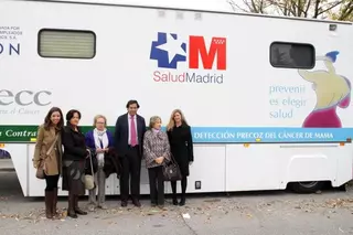 Fernández Rubio visita una unidad móvil de la campaña de detección precoz del cáncer de mama