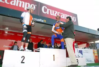 Fernández Rubio dio la salida al XX Memorial Mª Isabel Clavero de ciclismo