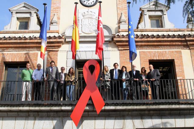 Las Rozas conmemora el Día Mundial del Sida con un gran lazo rojo en el balcón del Ayuntamiento