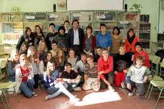 Fernández Rubio entrega cámaras de fotos a los alumnos que participan en un concurso solidario
