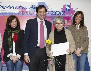 Las Rozas conmemora el Día Internacional de la Mujer con una concentración en la Plaza Mayor