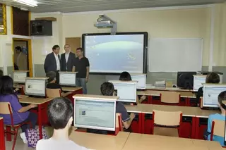 Fernández Rubio visita las aulas de innovación tecnológica del Instituto I de Las Rozas