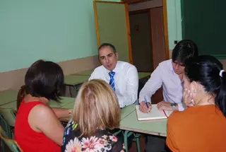 Concejales socialistas se reunen con las trabajadoras  en huelga de limpieza del Instituto de El Burgo