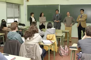 Fernández Rubio visita a los alumnos del Bachillerato de Excelencia que se imparte este curso en el IES El Burgo