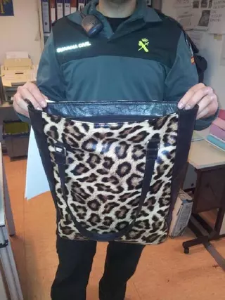 La Guardia Civil de Las Rozas, detiene a una mujer por hurtar prendas de una tienda