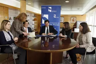 Las Rozas y la ONCE firman un convenio para facilitar la tarjeta de estacionamiento a invidentes