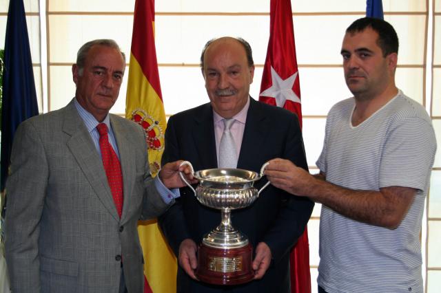 La U.D. Las Rozas-Boadilla ofrece al ayuntamiento su triunfo en el  campeonato de España infantil de fútbol sala
