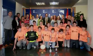 El Club de Unihockey-Floorball Las Rozas lleva al Ayuntamiento sus trofeos de campeones