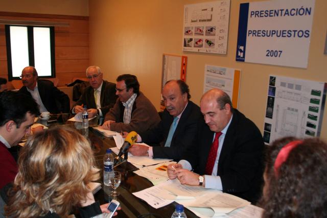 Presupuestos municipales 2007. El ayuntamiento dedica a inversiones más de la mitad de sus presupuestos
