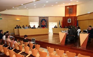 El Ayuntamiento incrementa las partidas de gasto destinadas a servicios sociales y becas