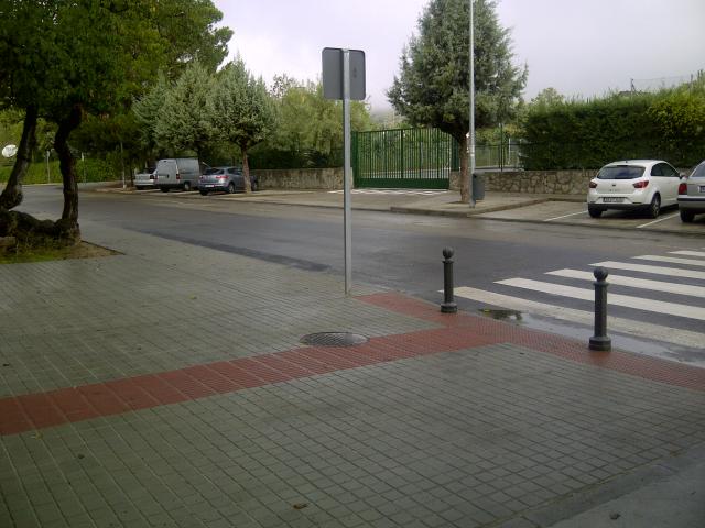 El Ayuntamiento de Las Rozas renueva las aceras para hacer más cómodo el tránsito peatonal