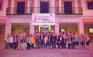 El Ayuntamiento de Las Rozas se iluminó de rosa por el Día contra el Cáncer de Mama