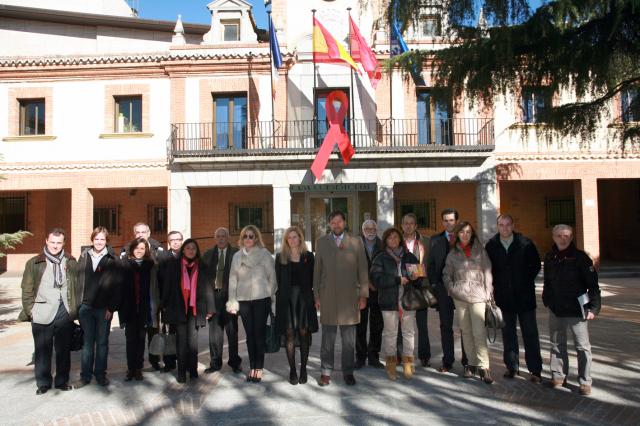 Un lazo rojo en el balcón del Ayuntamiento de Las Rozas recuerda la lucha contra el Sida