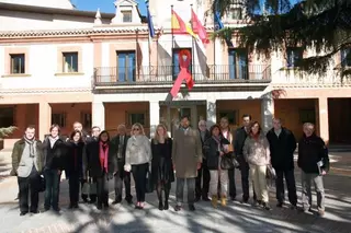 Un lazo rojo en el balcón del Ayuntamiento de Las Rozas recuerda la lucha contra el Sida