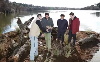 Las Rozas estrena una isla flotante para aves y especies acuáticas en el embalse de Molino de la Hoz