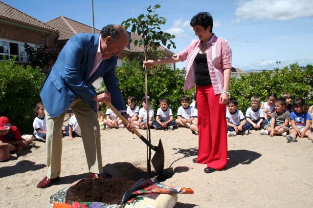 El alcalde inaugura una instalación solar en el Colegio Balder