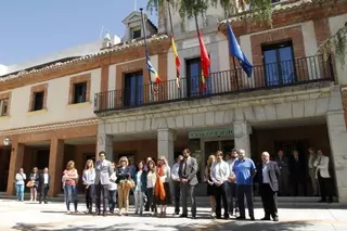 El Ayuntamiento de Las Rozas guarda un minuto de silencio para condenar el asesinato de Isabel Carrasco