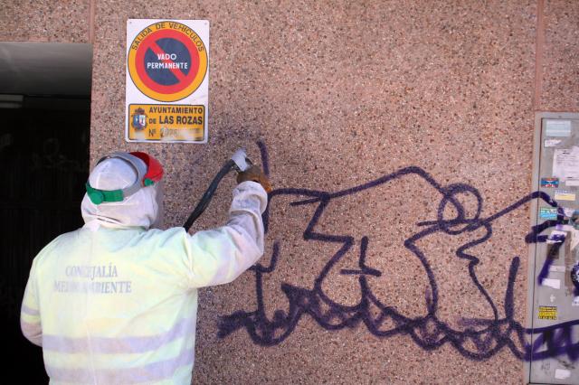 El Ayuntamiento ha eliminado 8.000 graffitis de edificios públicos y privados en lo que va de año
