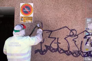 El Ayuntamiento ha eliminado 8.000 graffitis de edificios públicos y privados en lo que va de año
