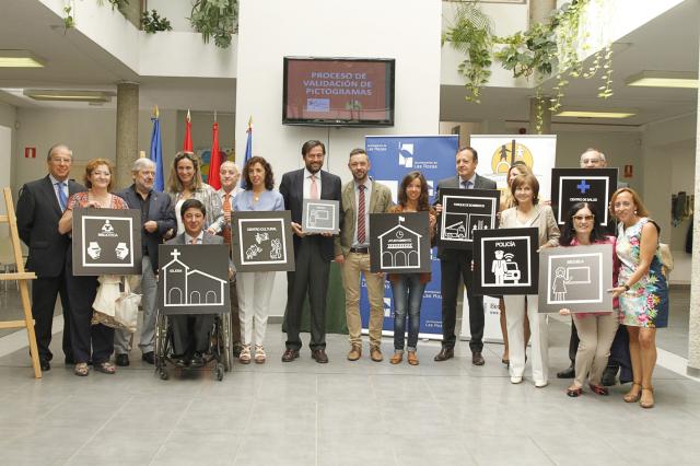 Las Rozas comienza a colocar pictogramas de señalización para personas con discapacidad