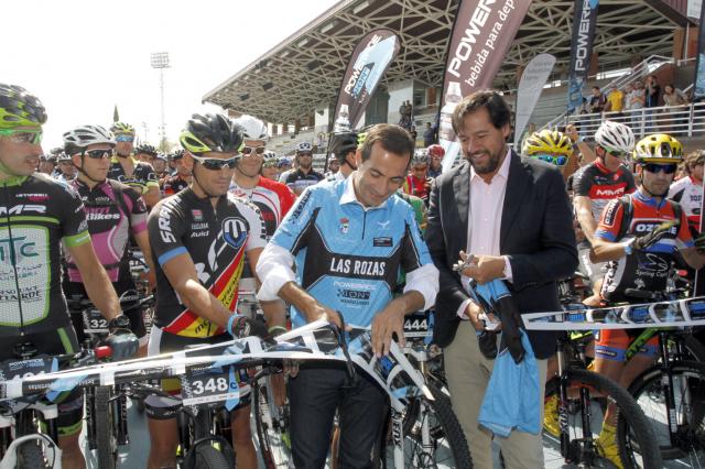 Salvador Victoria da la salida en Las Rozas a la II Powerade Ion4 Madrid-Lisboa