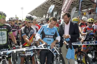 Salvador Victoria da la salida en Las Rozas a la II Powerade Ion4 Madrid-Lisboa