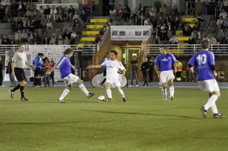 Jugadores veteranos del Real Madrid disputan en Las Rozas el V Memorial Ramón Grosso