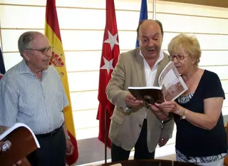 El alcalde recibe a Eduardo Muñoz, autor del libro Historia de Las Rozas