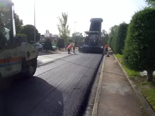 El Ayuntamiento de Las Rozas completa la renovación del asfaltado de la Avenida de Atenas