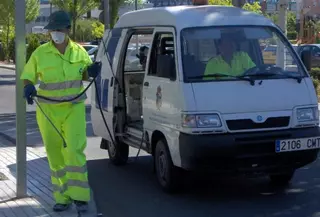 La concejalía de vías públicas inicia una campaña de elimininación de malas hierbas