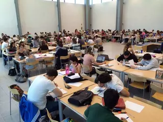 La biblioteca Leon Tolstoi amplía el horario de su sala de estudio para preparar los exámenes