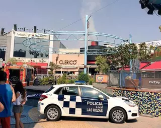 Los bomberos intervienen en el incendio de un restaurante de Las Rozas