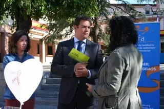 De la Uz visito la mesa informativa con motivo del Día Mundial del Alzheimer en la Plaza del Ayuntamiento