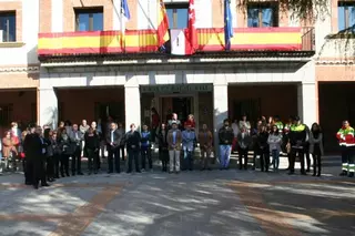 Los trabajadores del Ayuntamiento se concentraron este mediodía como señal de duelo por los atentados de París