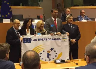 Las Rozas recibe en el Parlamento europeo la bandera de Ciudad Europea del Deporte 2016