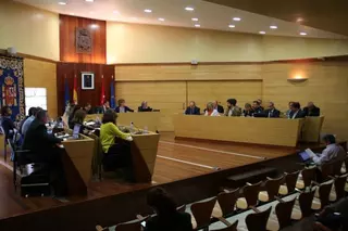 El Pleno aprueba combatir la discriminación por orientación sexual y declarar a Otegui “persona non grata” en Las Rozas