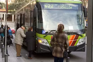 Más de 1.300 mayores de Las Rozas han recibido este año la ayuda municipal para el pago del abono transporte