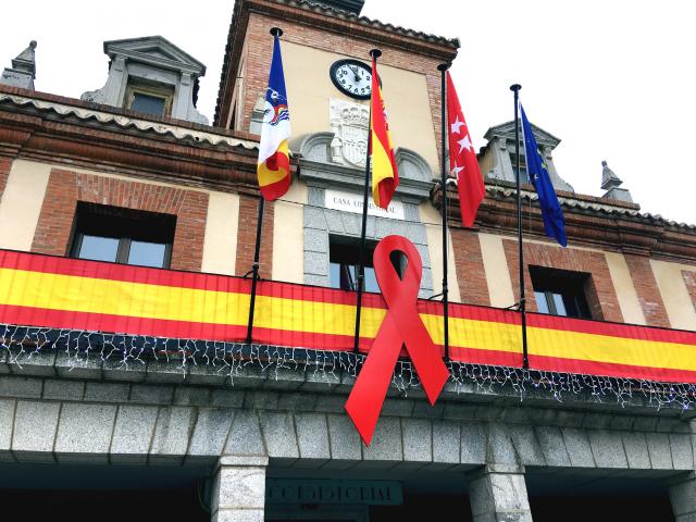 Un lazo rojo en el balcón del Ayuntamiento de Las Rozas recuerda la lucha contra el Sida