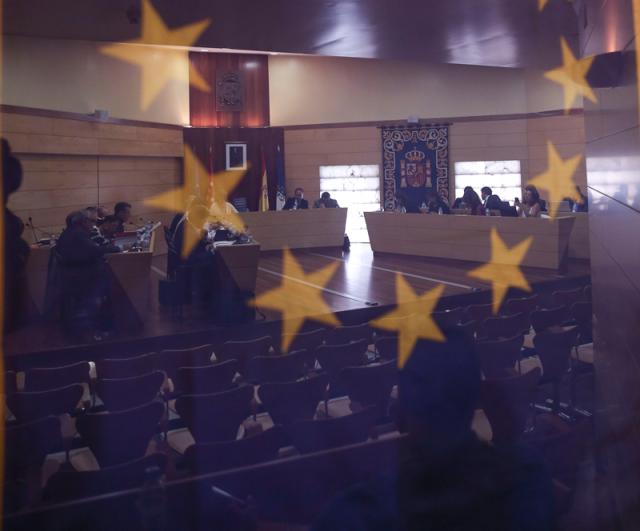 El Pleno aprueba por unanimidad instalar desfibriladores en edificios públicos y extender el camino escolar en el municipio