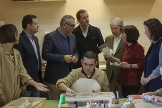 El consejero de Políticas Sociales y el alcalde visitaron la residencia y el centro de día para personas adultas con autismo de Nuevo Horizonte
