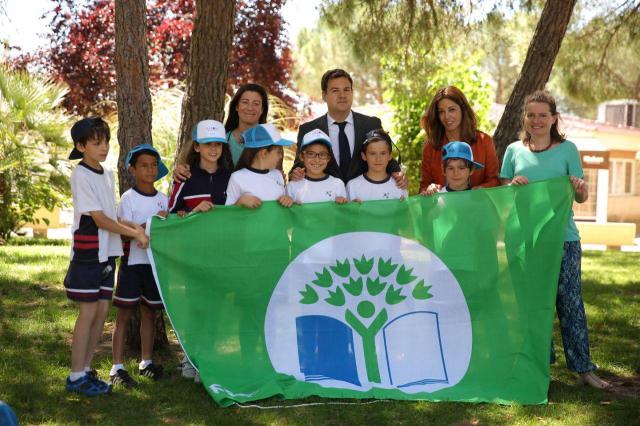 De la Uz entregó la bandera verde del proyecto Ecoescuelas a 6 centros educativos de Las Rozas
