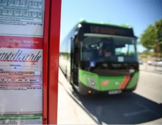 Vecinos de Las Rozas recogen firmas contra la supresión de las paradas de autobús de la A6