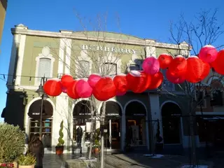 Los empleados de Las Rozas Village inician una protesta contra la apertura del centro el Día del Trabajador