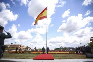 Las Rozas muestra su compromiso con España con el izado de una bandera de 37,5 metros cuadrados en Parque Empresarial
