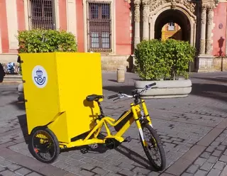 Los trabajadores de Correos comienzan a utilizar vehículos eléctricos para el reparto en Las Rozas