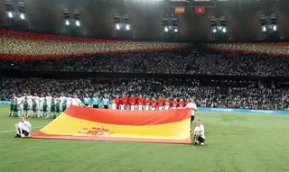 Una pantalla gigante para seguir los partidos de la Selección Española en la plaza de España de Las Rozas