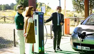 Las Rozas instala el primer punto gratuito de recarga inteligente para coches eléctricos con energía solar de España
