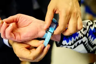 Los mayores con Alzheimer  estrenan una pulsera identificativa con un código QR personal para situaciones de emergencia