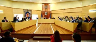 El Pleno aprueba destinar 2,2 millones al año a la conservación de vías públicas y acordar con Canal nuevas medidas contra los vertidos 
