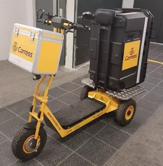 Correos prueba en Majadahonda y Las Rozas un patinete eléctrico para el reparto de paquetería